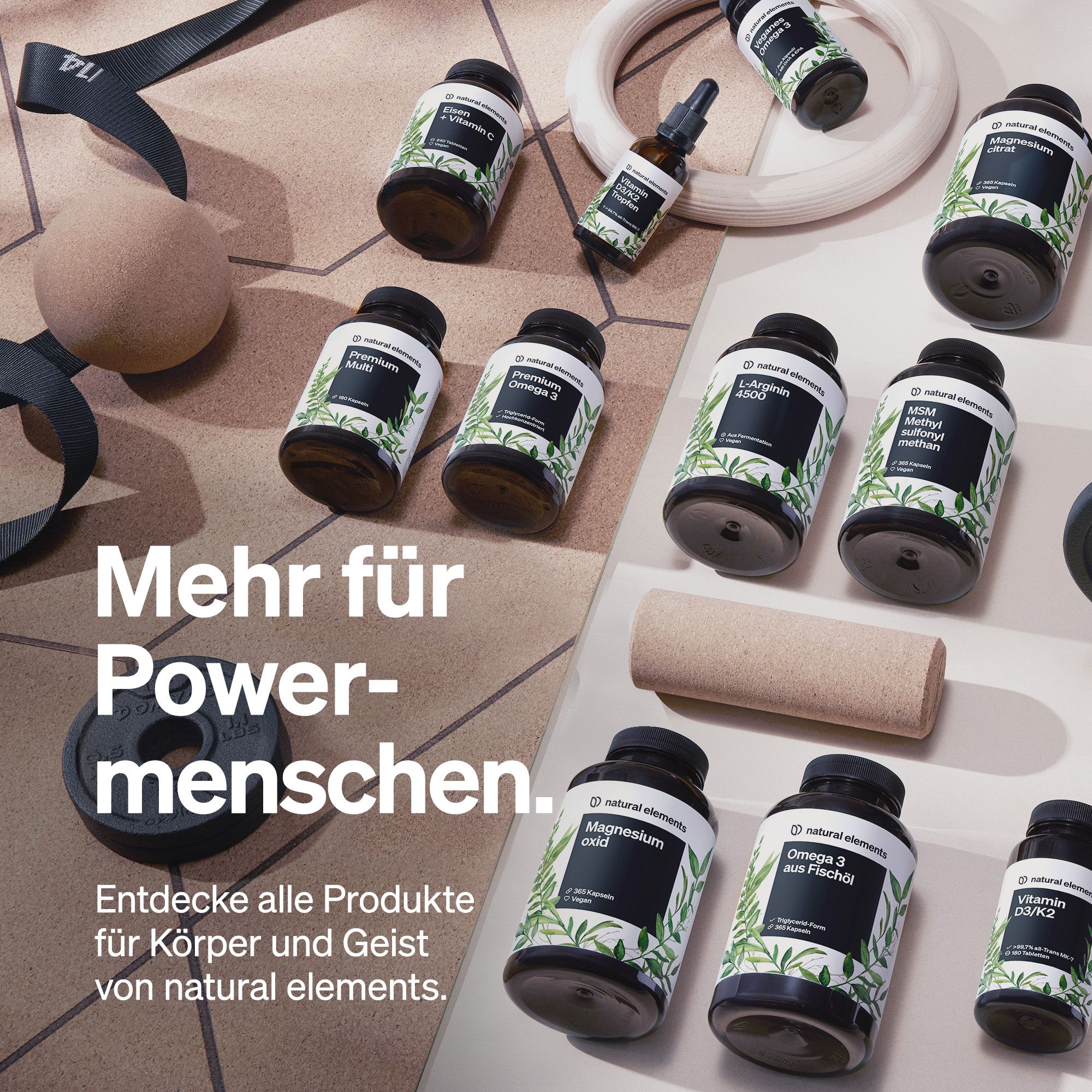Verschiedene Flaschen und Zubehör. Aufschrift: Natural Elements. Text: Mehr für Powermenschen.