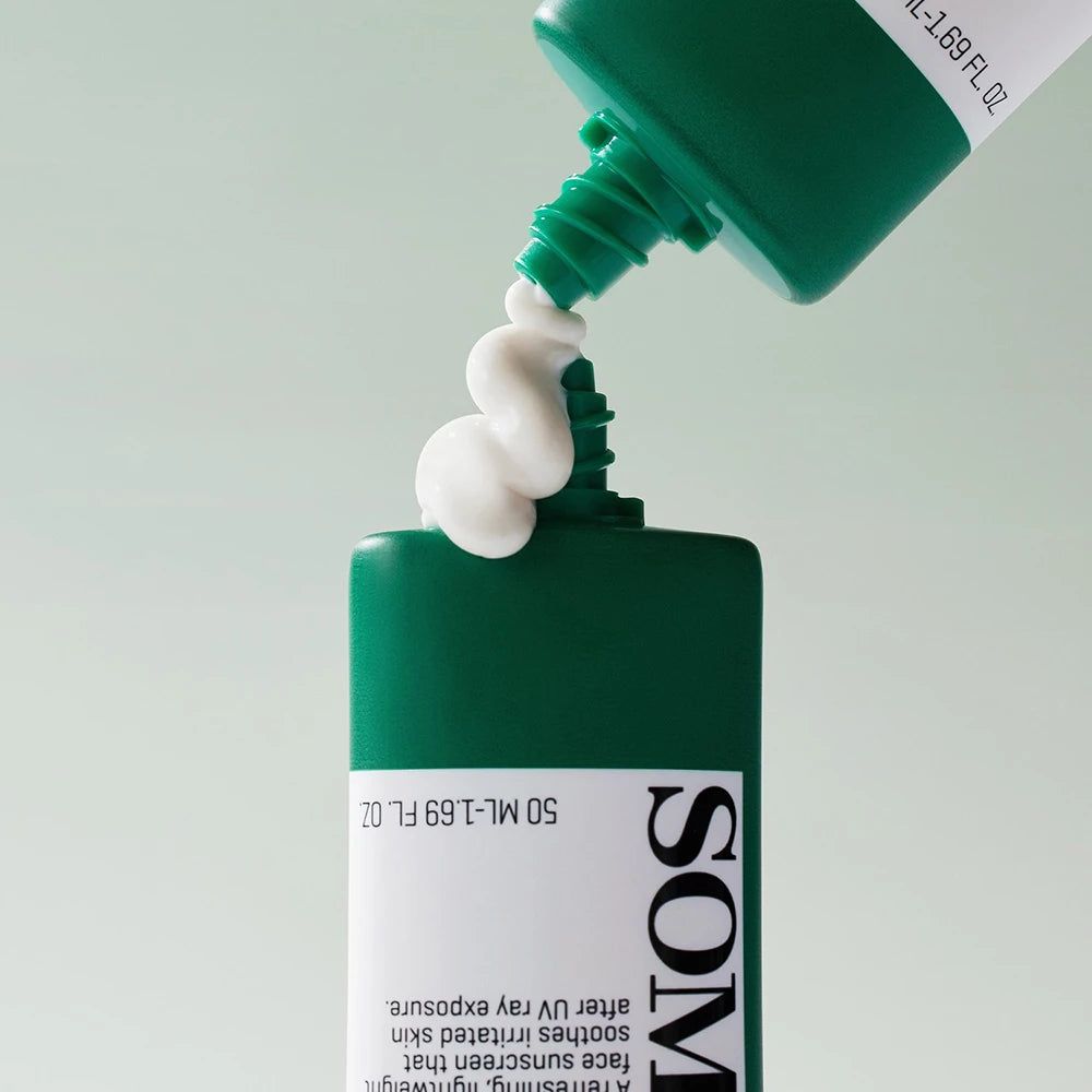 Grüne Tube, aus der Creme austritt. Aufschrift: SOMEBYMI. Text: Truecica Aqua Calming Suncream. 50 ml.