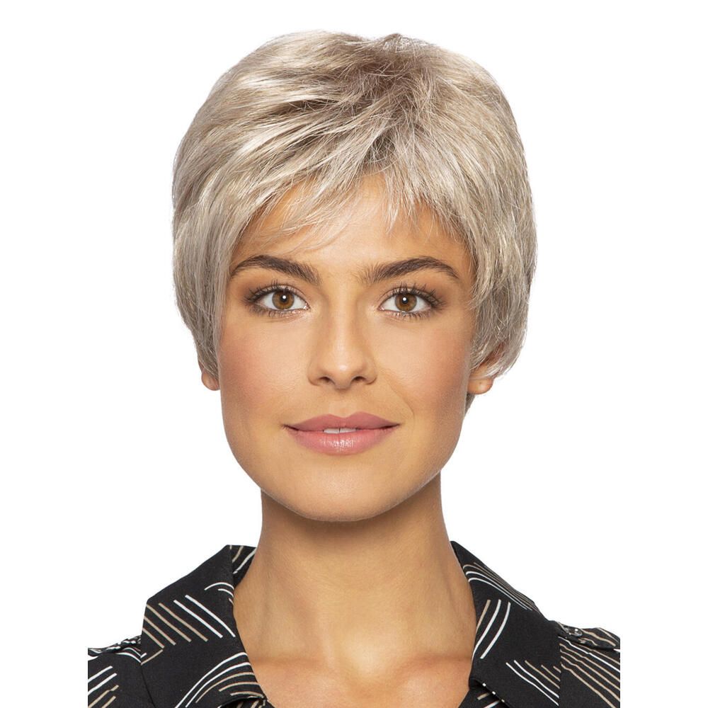 Kurzhaarperücke in Blond. Frontale Ansicht einer Frau mit Perücke. Das Haar ist kurz geschnitten und leicht gewellt.