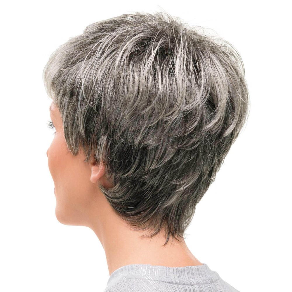 Kurzhaarperücke, grau-meliert, hinten. Frau mit hellem Oberteil, Rückansicht.