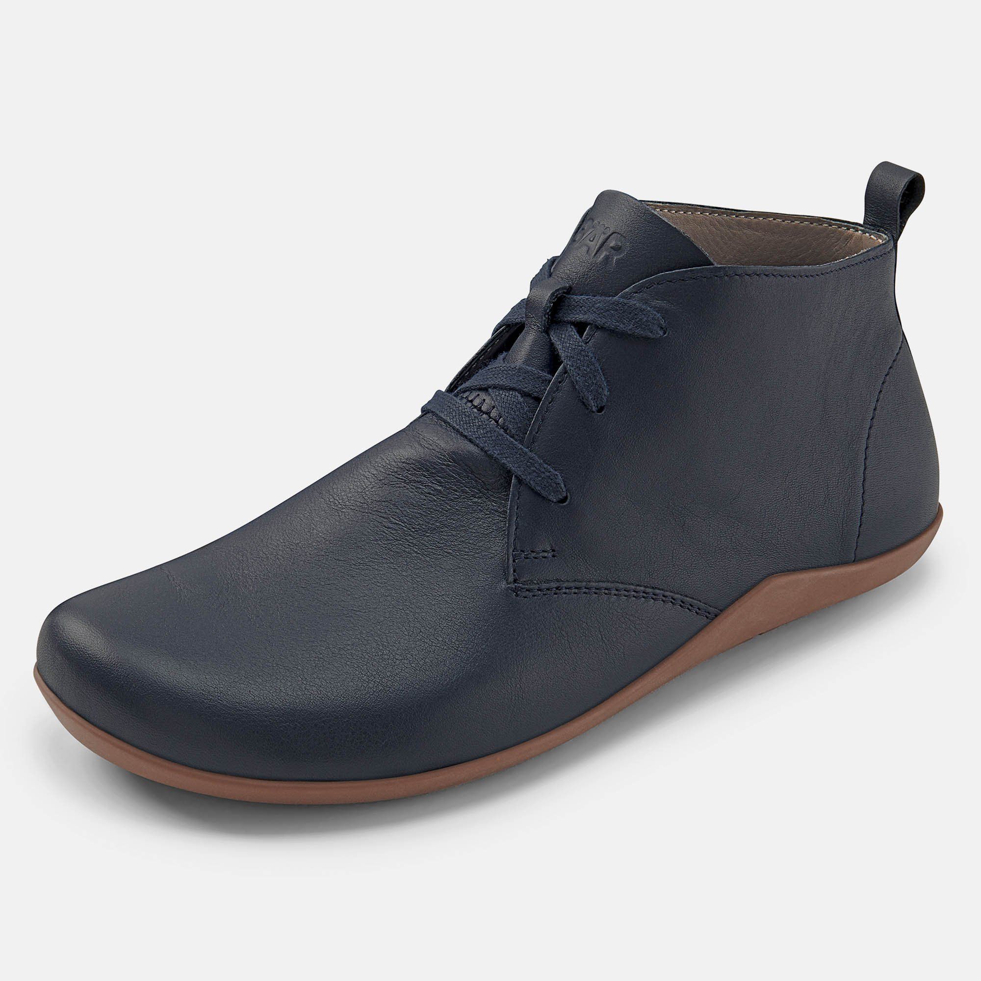 Dunkelblauer Stiefelette mit Schnürung und brauner Sohle. BÄR-Logo auf der Zunge. Nahaufnahme.