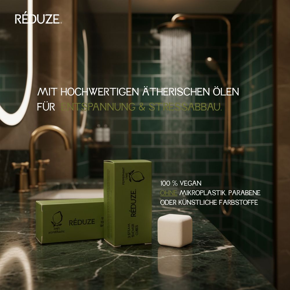 Zwei grüne Schachteln und ein Duschwürfel. Text: RÉDUZE. 100% vegan, ohne Mikroplastik.