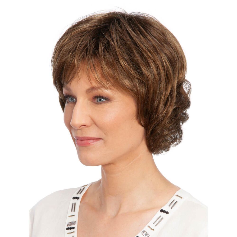 Kurzhaarperücke in Braun mit Pony. Seitenansicht einer Frau vor weißem Hintergrund.