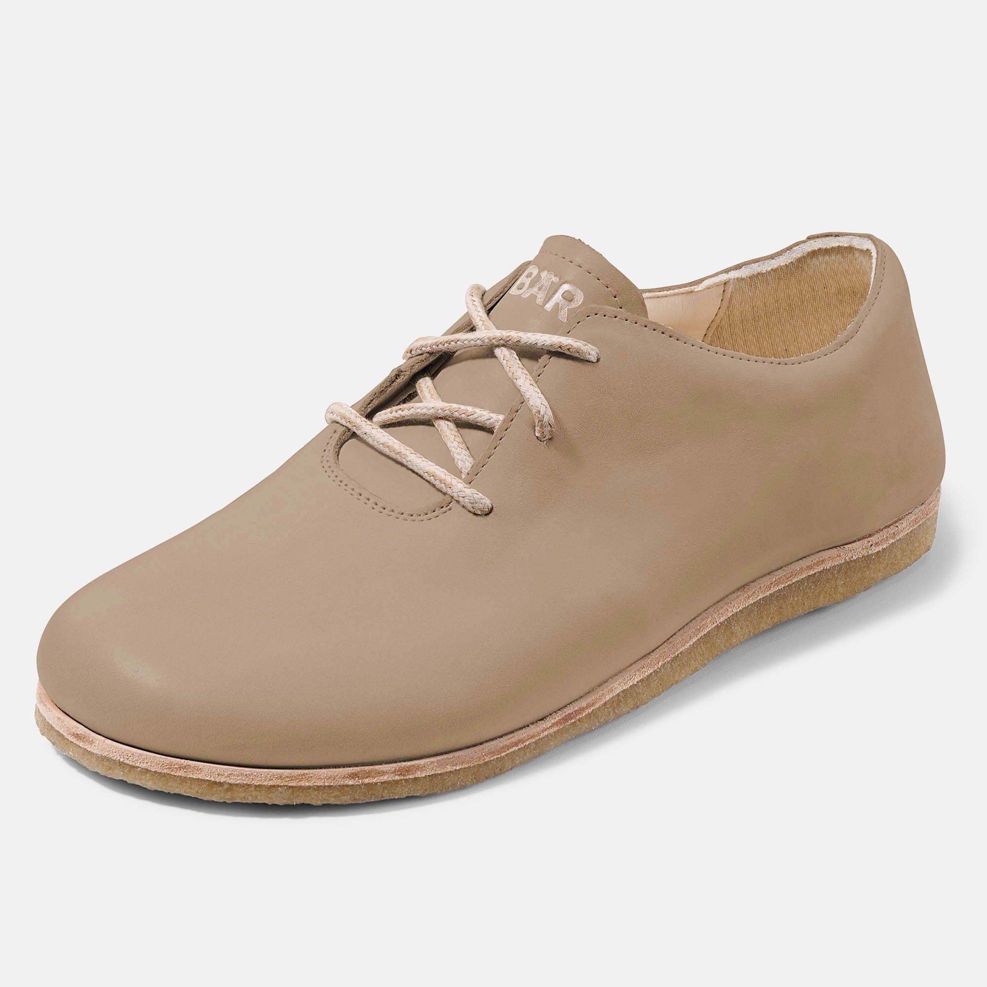 Beige Schnürschuh. BÄR-Logo auf der Zunge. Flache Sohle. Breite Passform.