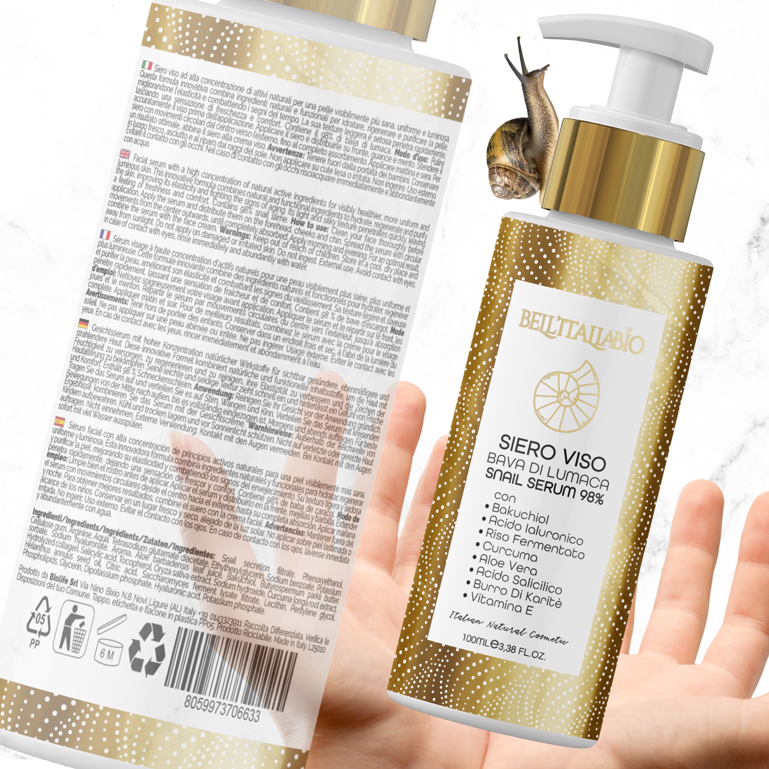 Gesichtsserum-Flasche mit Pumpe. Goldfarbene Details. Text: Siero Viso Bava di Lumaca Snail Serum 98%. Inhaltsstoffe aufgelistet. Hand hält Flasche.