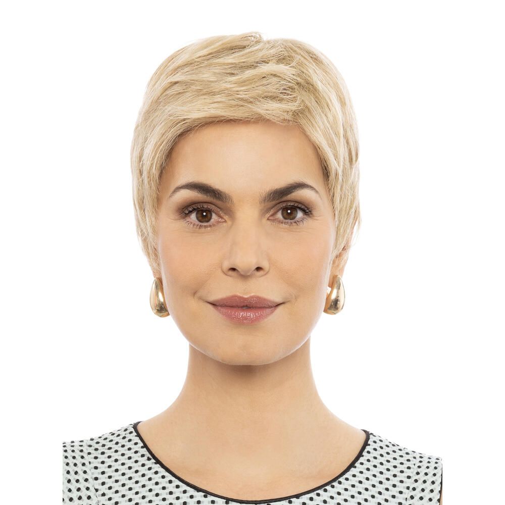 Blonde Perücke mit kurzem, gewelltem Haar. Frau mit goldenen Ohrringen. Vorderansicht.
