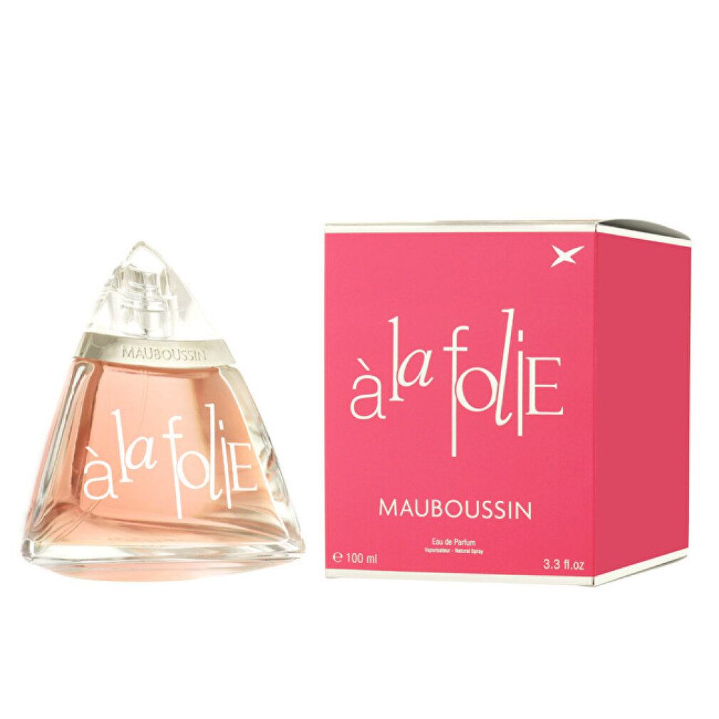Parfümflakon und Schachtel. Flakon in Pyramidenform, rosa Flüssigkeit. Rosa Schachtel mit weißem Text: à la folie, Mauboussin.