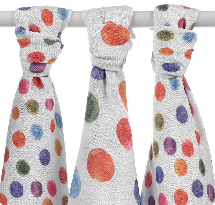 Drei xkko Bambus-Mullwindeln mit Watercolour Polka Dots Muster, aufgehängt an einer Stange.
