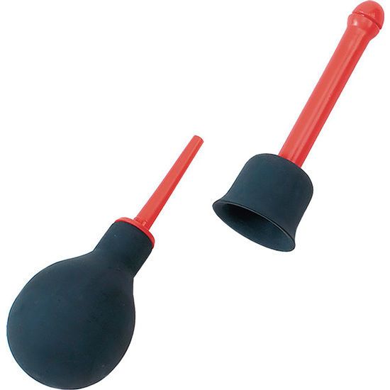 Zwei Klistierspritzen. Eine mit Applikator, eine mit abgenommenem Applikator. Schwarze Kugel, roter Applikator.