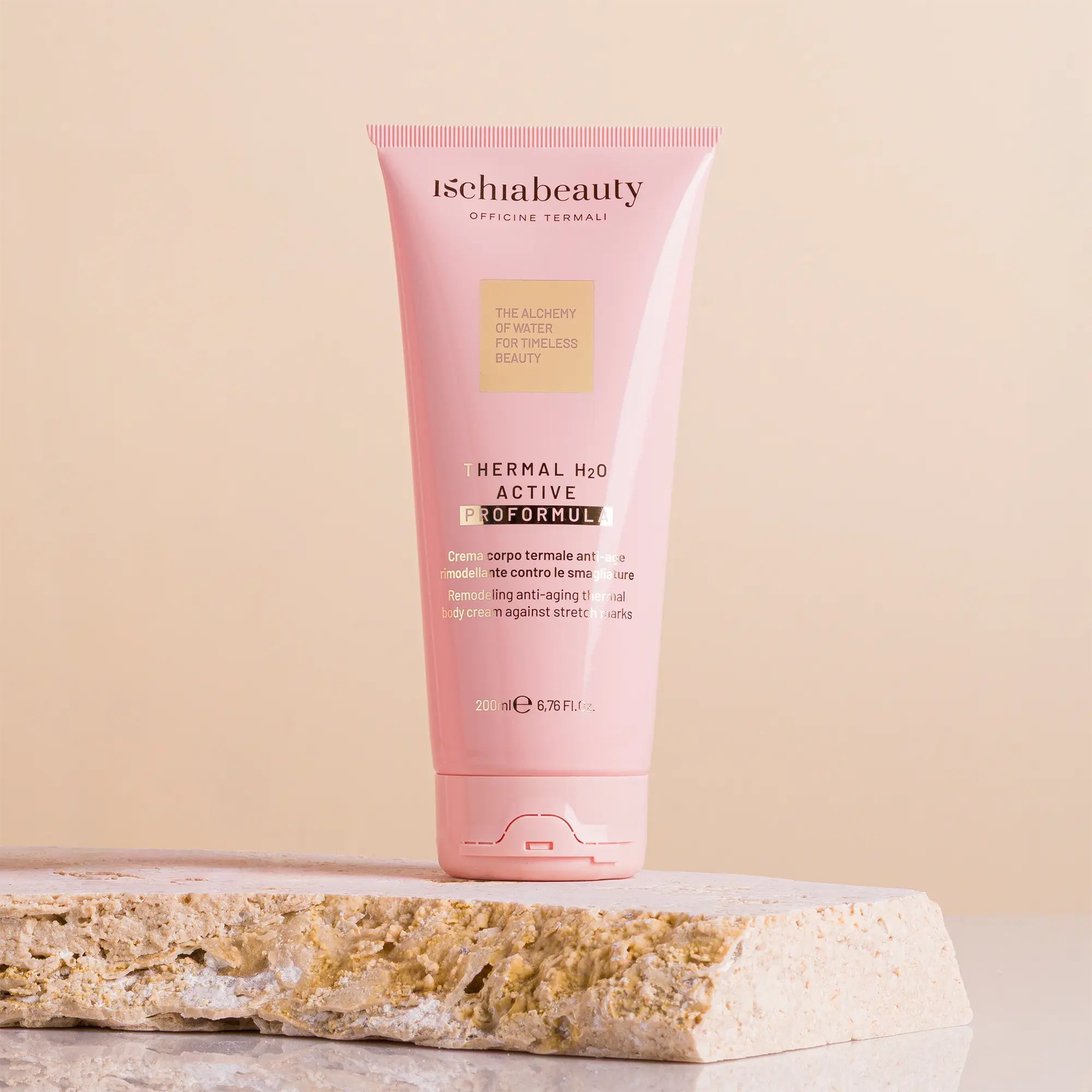 Rosa Tube mit Produkttext. Aufschrift: ischiabeauty, Thermal H2O Active, Proformula. Creme gegen Dehnungsstreifen.