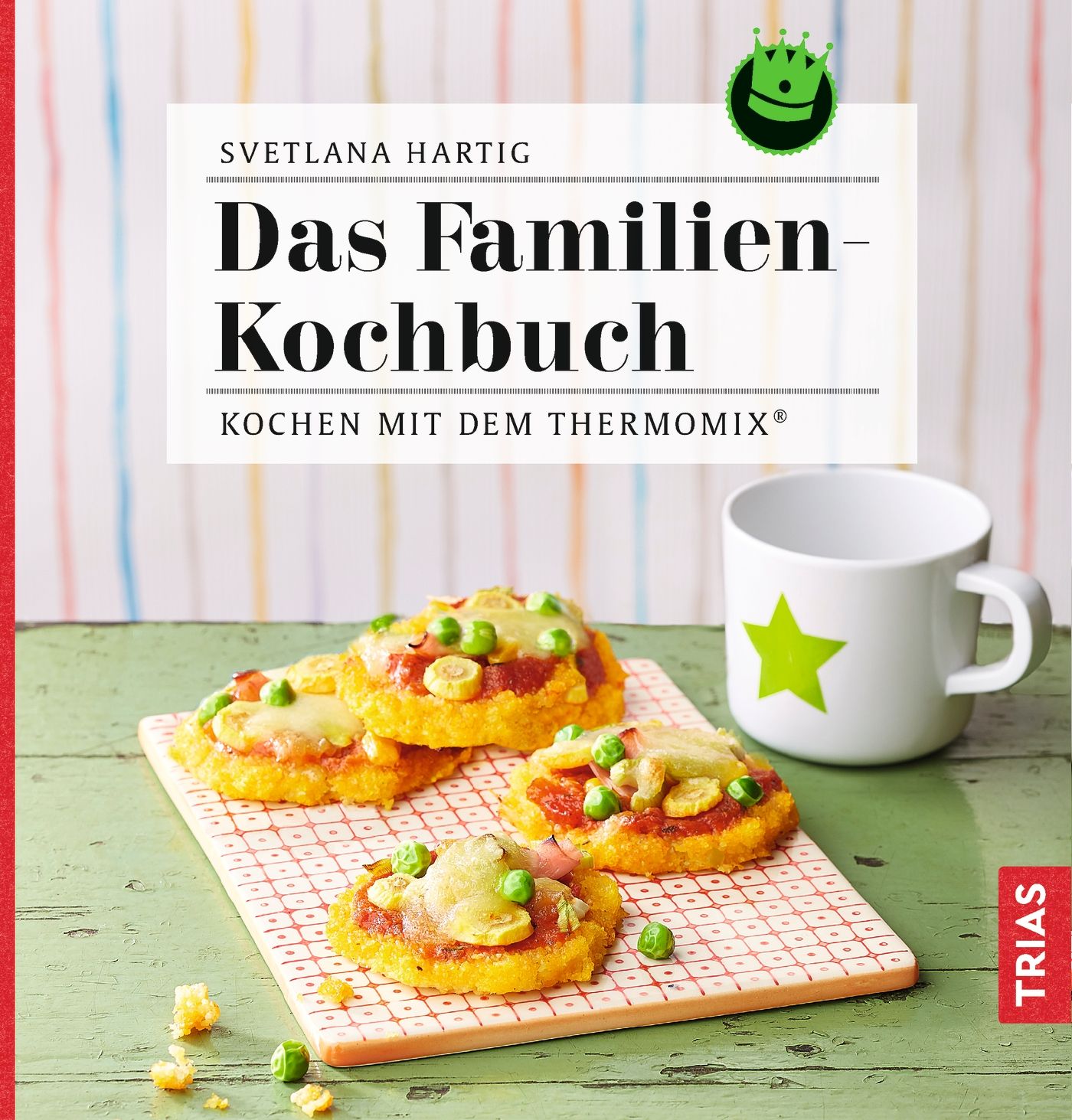 Kochbuch "Das Familien-Kochbuch" mit Essen und Tasse. Auf dem Cover steht der Titel und der Name der Autorin Svetlana Hartig.