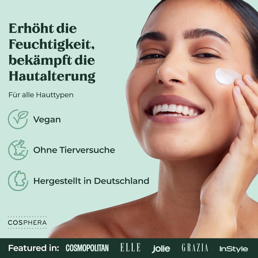 Frau trägt Creme auf. Text: Erhöht die Feuchtigkeit, bekämpft die Hautalterung. Vegan, ohne Tierversuche, hergestellt in Deutschland. Cosphera.