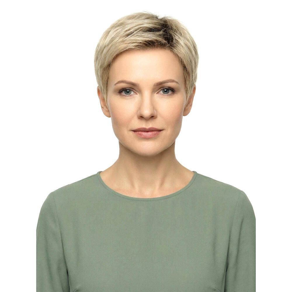 Kurzhaarperücke in Blond. Frontale Ansicht einer Frau mit grünem Oberteil. Heller Hautton, blasse Lippen.