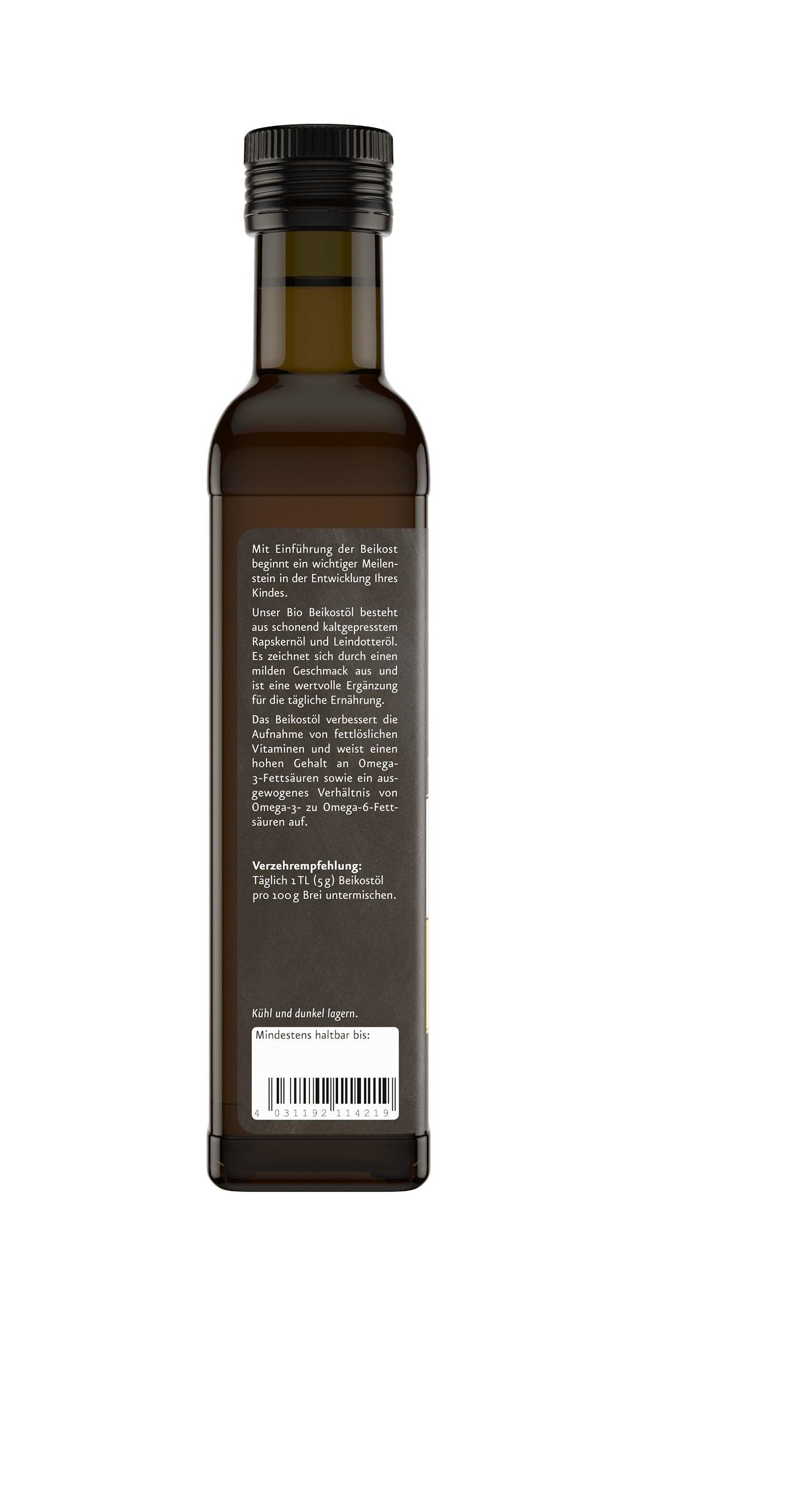Rückseite einer braunen Glasflasche. Text auf Etikett. Empfehlung: 10-15g Öl pro 100g Brei.