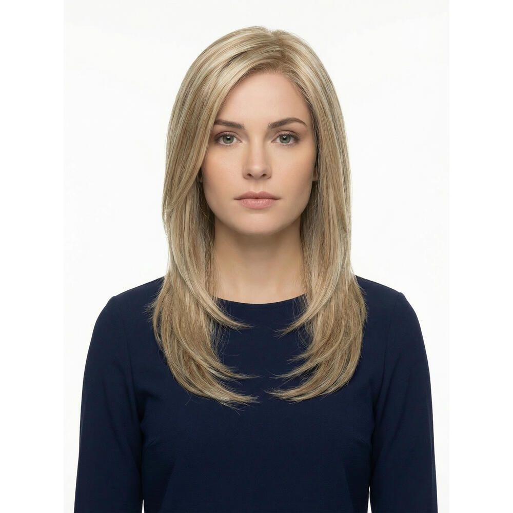 Perücke Anemone von Lofty. Blondes Haar mit Mittelscheitel, schulterlang. Die Frau trägt ein blaues Oberteil.