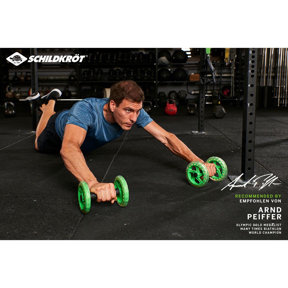 Mann trainiert mit zwei grünen Schildkröt® Dual Core Wheels. Logo und Empfehlung von Arnd Peiffer.
