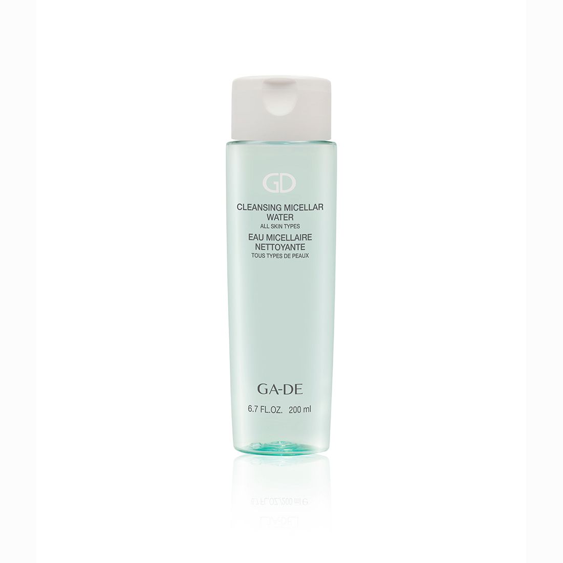 Ga-De Micellar Water. Transparente Flasche mit weißem Deckel. Aufschrift: Cleansing Micellar Water, Eau Micellaire Nettoyante.