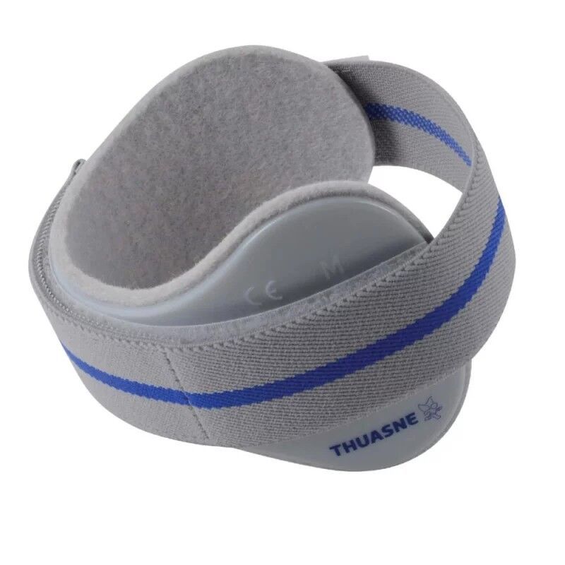 Thuasne Epi-med® Epicondylitis-Orthese. Graues Textilband mit blauen Streifen. Graues Polster mit CE-Kennzeichnung. Logo von Thuasne.