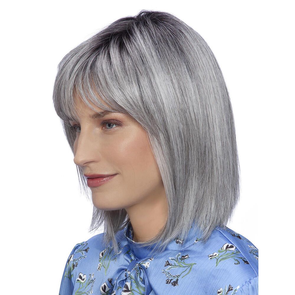 Perücke Athen von DELUXE. Graue Bob-Frisur mit Pony, Seitenansicht. Die Frau trägt ein blaues Oberteil.