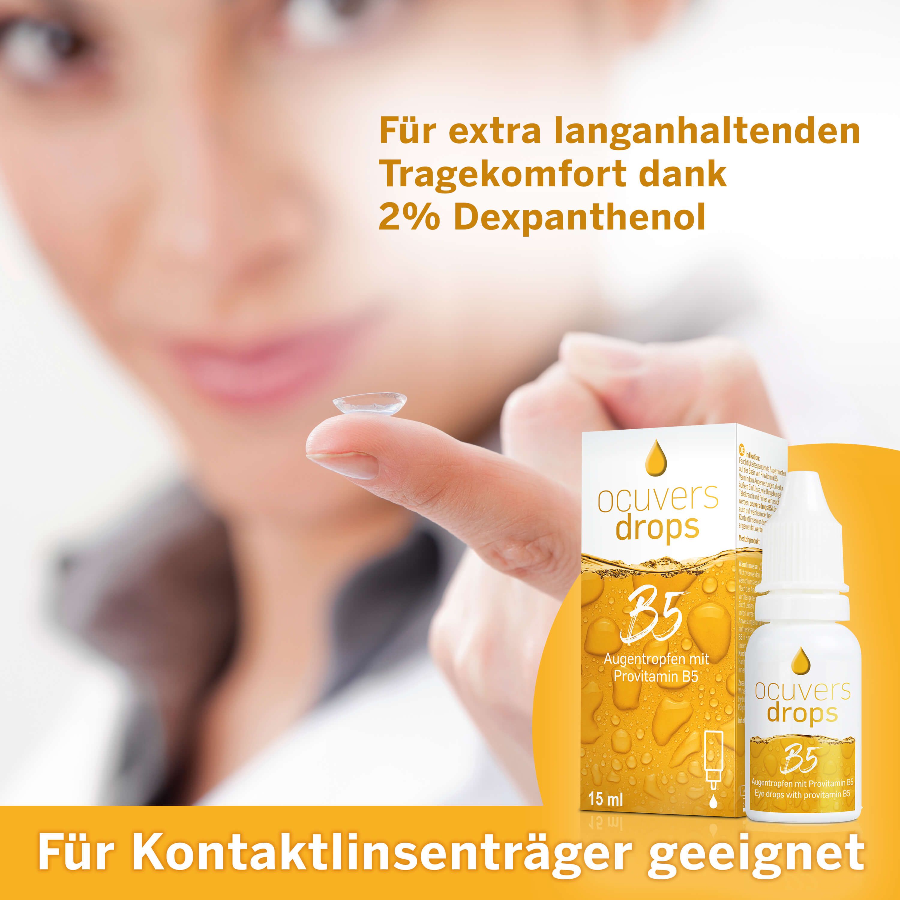 Frau hält Kontaktlinse. Ocuvers drops B5-Flasche und -Verpackung. Text: Für Kontaktlinsenträger geeignet. 15 ml.