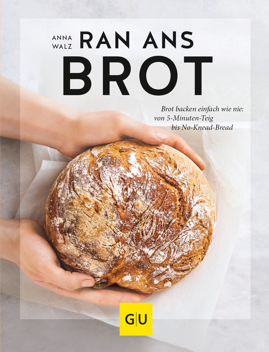 Buchcover mit Brot. Titel: RAN ANS BROT. Autor: Anna Walz. GU-Verlag. Brot in Händen.