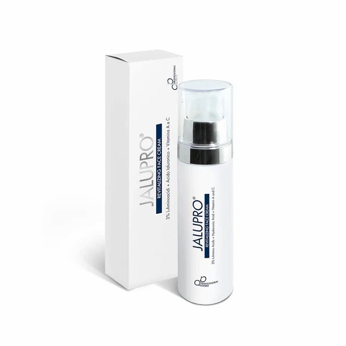 Weiße Flasche und Schachtel mit Produktaufdruck. Aufschrift: Jalupro Revitalizing Face Cream. Enthält Aminosäuren, Hyaluronsäure und Vitamin A & C.
