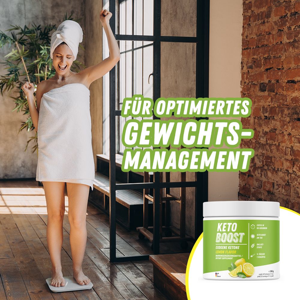 Frau auf Waage, neben Produktglas mit grünem Etikett. Aufschrift: KETO BOOST, Lemon Flavor. Text: Für optimiertes Gewichtsmanagement.