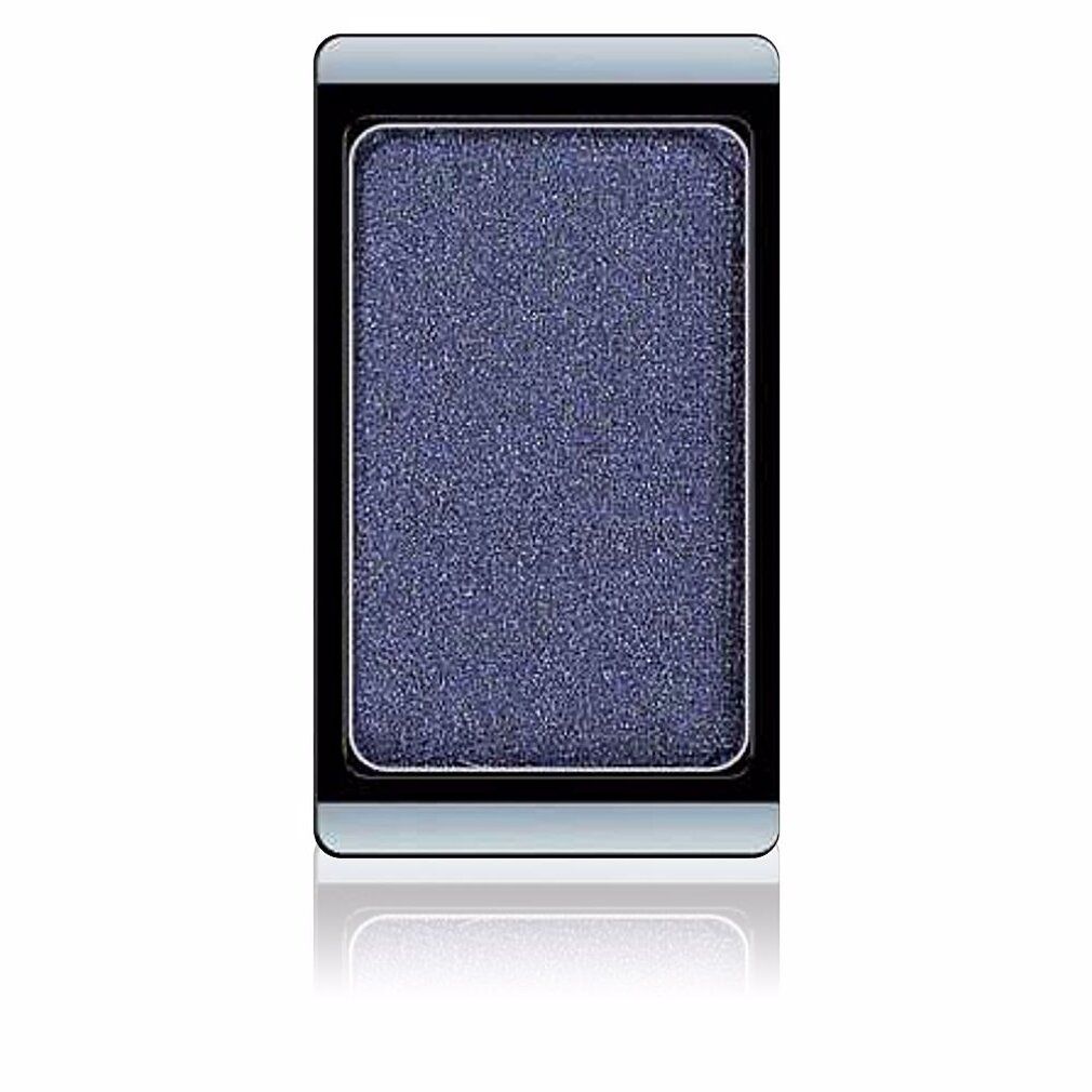 Blau schimmernder Lidschatten in rechteckiger Form, umgeben von einem schwarzen und silbernen Rahmen.