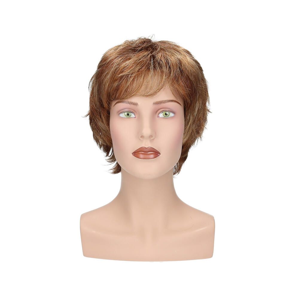 Perücke Mary von Lofty, braun-blond, auf einem Schaufensterkopf. Kurze, gewellte Haare mit Pony. Frontansicht.