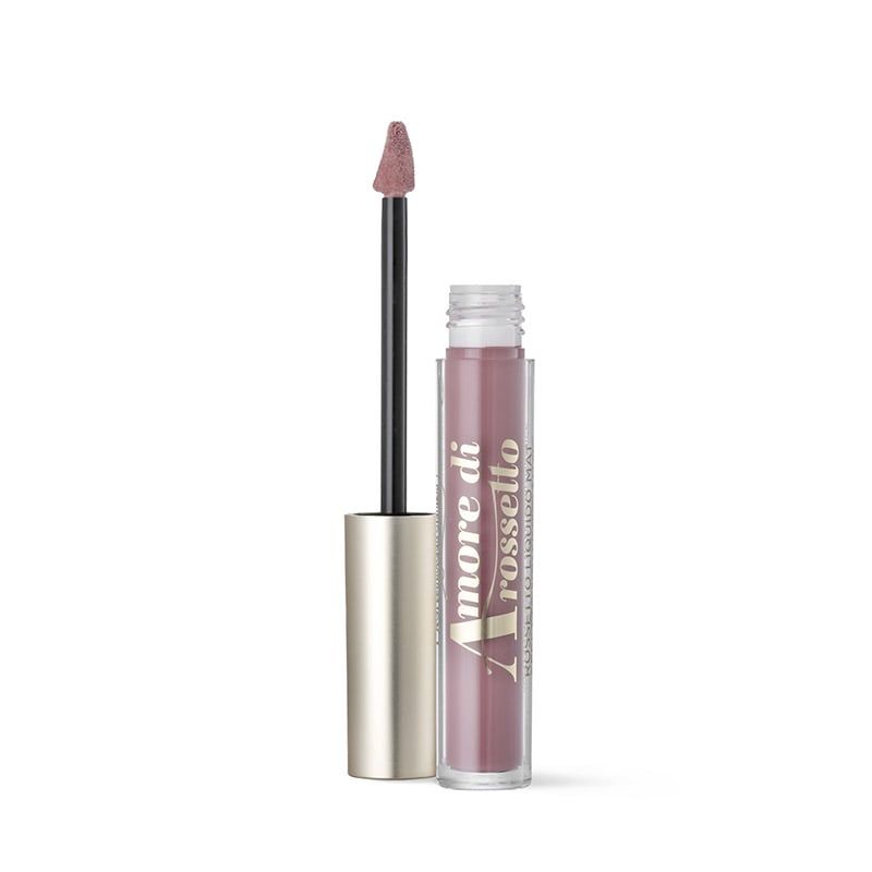 Bottega Verde Amore di rossetto Liquido, un rossetto liquido ad effetto volumizzante. Il prodotto è contenuto in un flacone cilindrico trasparente con tappo dorato. L'applicatore è estratto, mostrando il colore del rossetto.