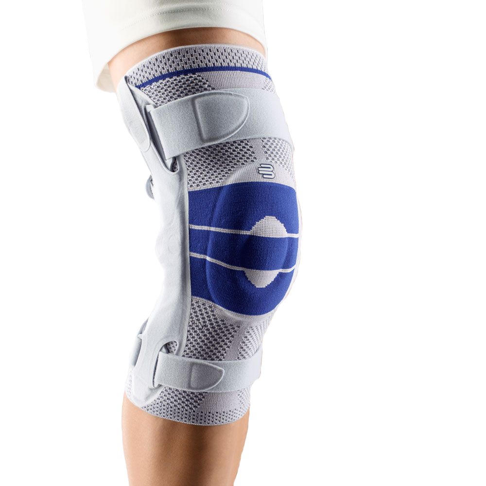 Kniebandage, grau-blau, mit Klettverschlüssen und Gelenken. Auf dem Knie platziert.