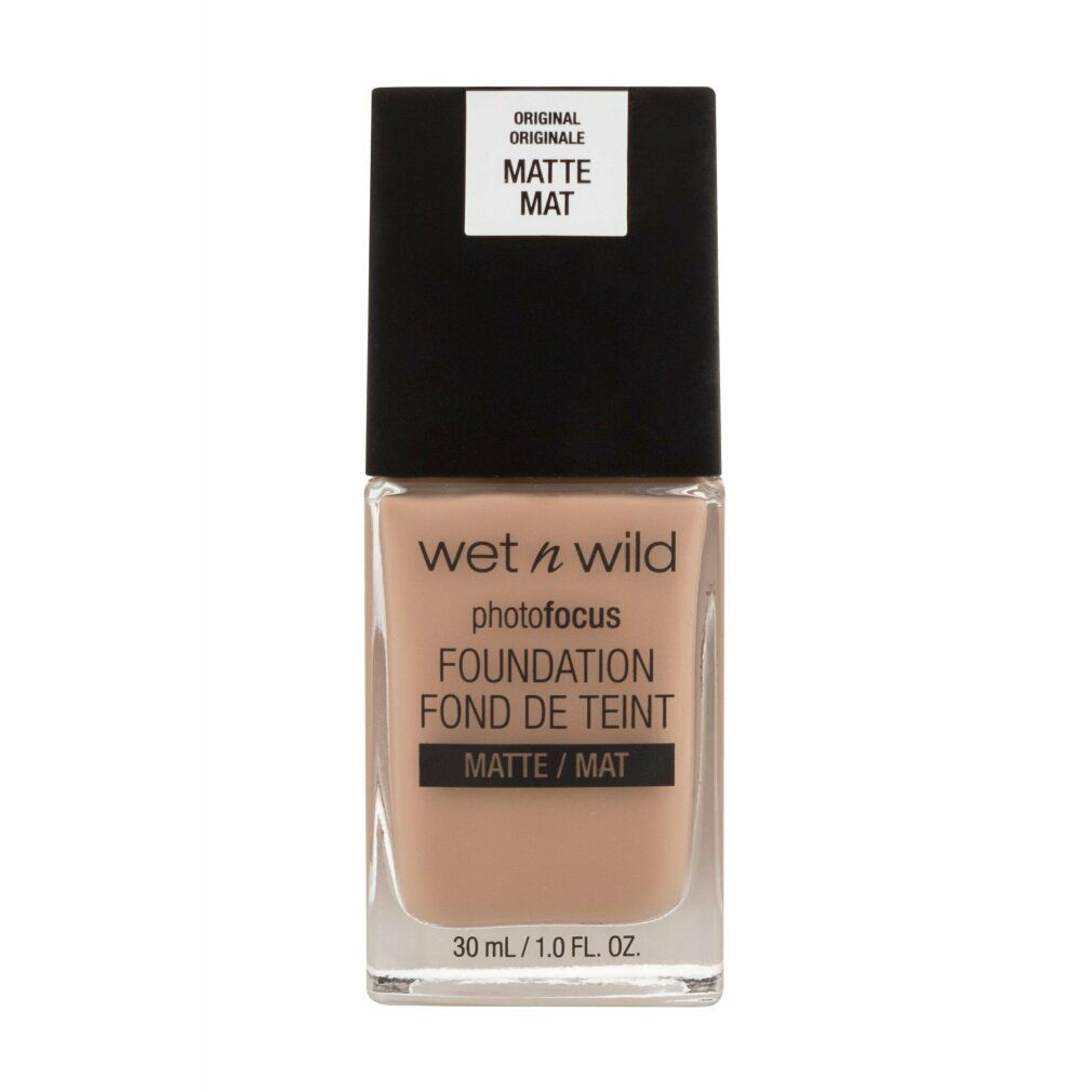 Flüssiges Make-up in Glasflasche. "wet n wild" und "photo focus" Schriftzug. Farbton "Matte". Mit schwarzem Deckel.