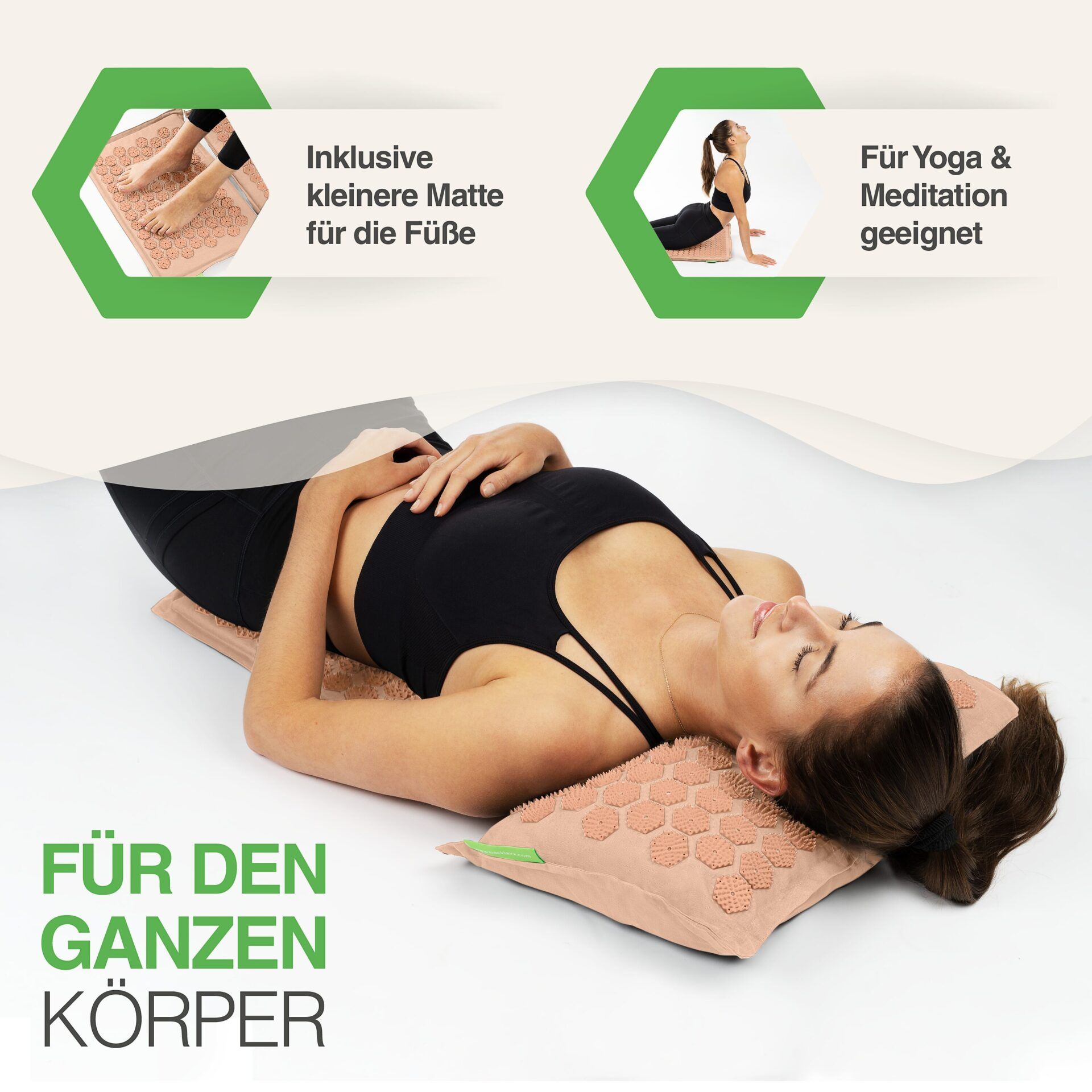 Frau liegt auf Akupressurmatte. Text: Für den ganzen Körper. Inklusive Fußmatte. Für Yoga & Meditation geeignet.