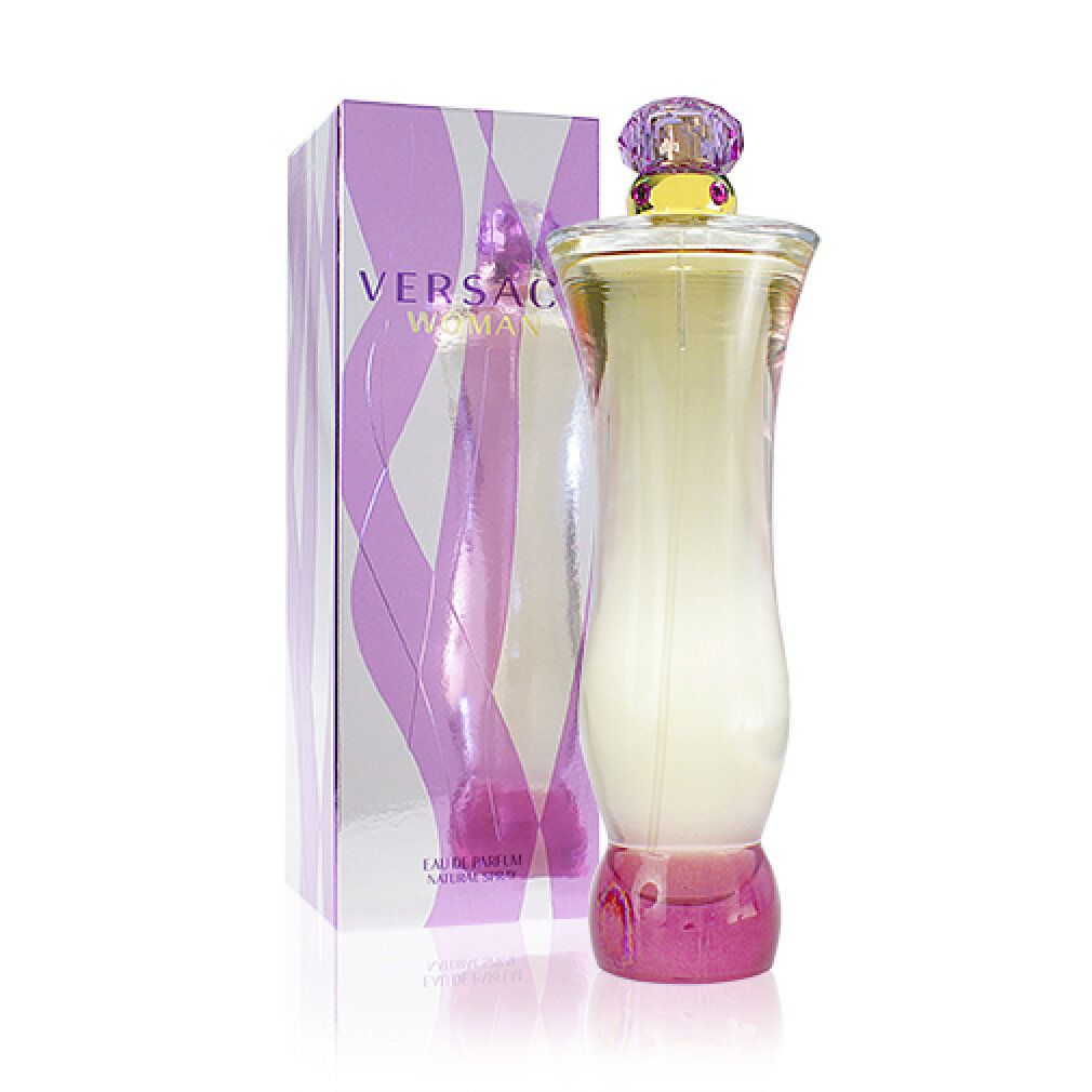 Versace Woman Eau de Parfum Spray. Flakon und Verpackung. Flakon mit rosa Flüssigkeit. Verpackung lila-weiß mit Schriftzug.