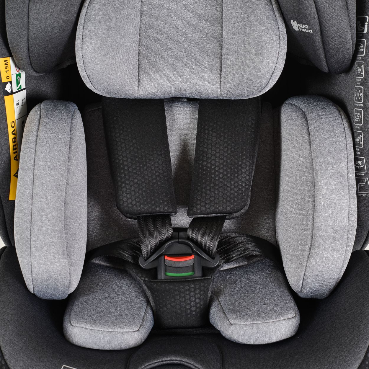 Detailansicht eines Kindersitzes: Polsterung, Gurte und Kopfstütze.
