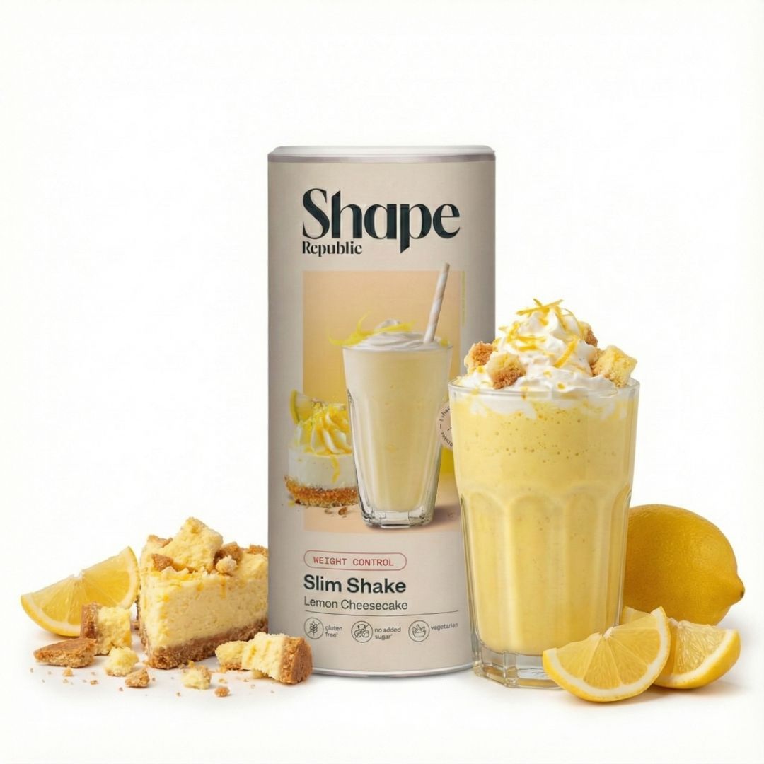 Shape Republic Slim Shake Lemon Cheesecake. Dose, Glas mit Shake, Kuchenstück, Zitronen und Dekoration. Produkt im Fokus.