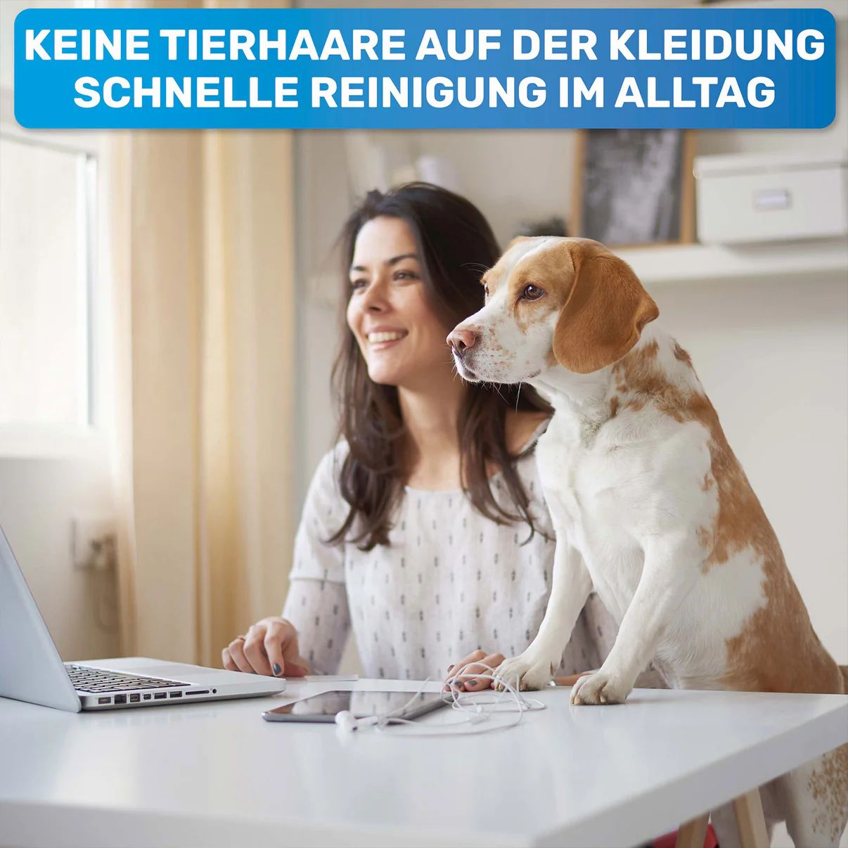Frau am Laptop mit Hund. Auf dem Tisch liegen Smartphone und Kopfhörer. Text: Keine Tierhaare auf der Kleidung.
