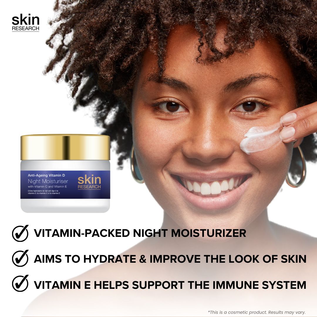 Frau trägt Creme auf. Cremebehälter mit goldenem Deckel. Aufschrift: Anti-Aging Vitamin D Night Moisturiser, Vitamin C und E. Marke: skin research. Text.