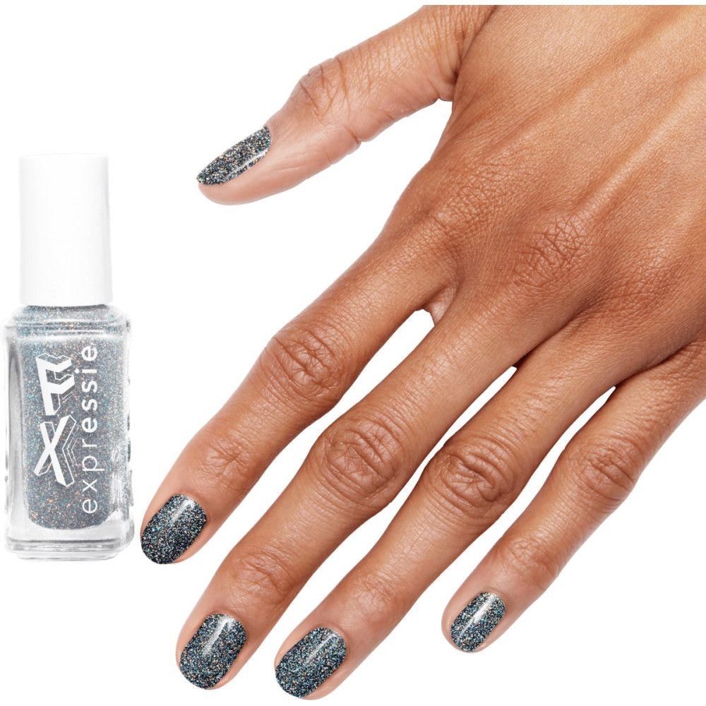 Essie Expressie Nagellack, silberner Glitzer, auf Fingern und Flasche. Sichtbare Marke und Produktname.