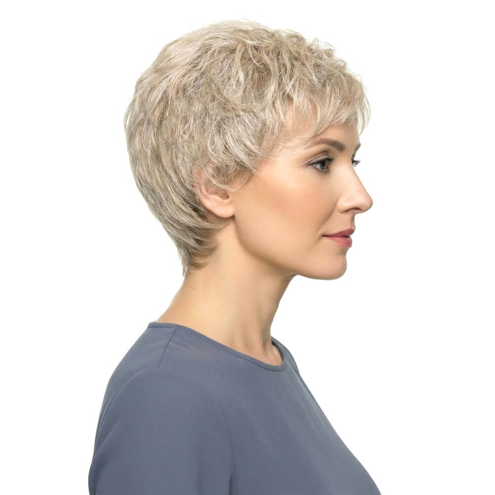 Kurzhaarperücke, blondiert, Seitenansicht einer Frau. Graues Oberteil. Heller Hintergrund.