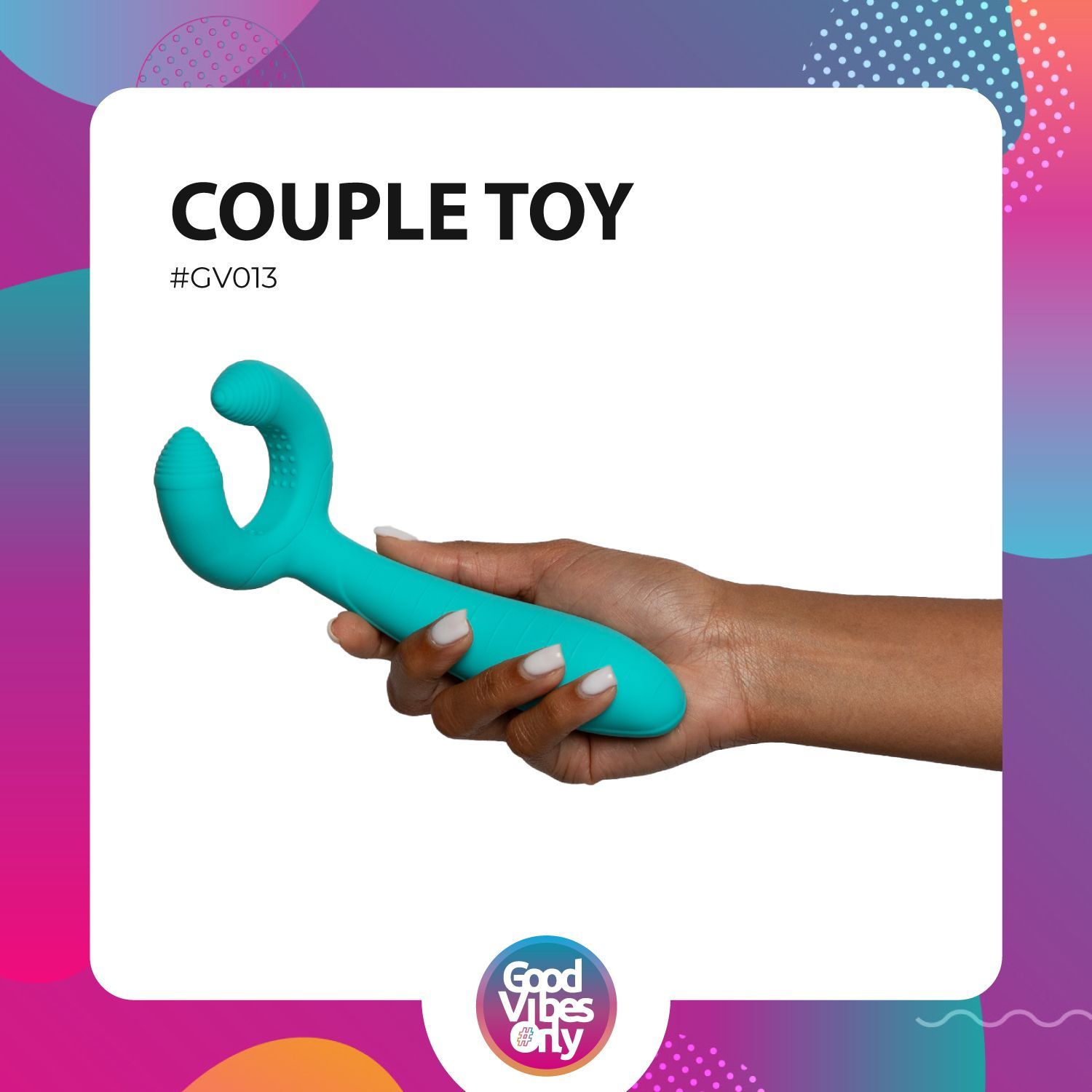 Produit de bien-être turquoise tenu en main. En forme de U. Inscription : COUPLE TOY. Logo : Good Vibes Only.