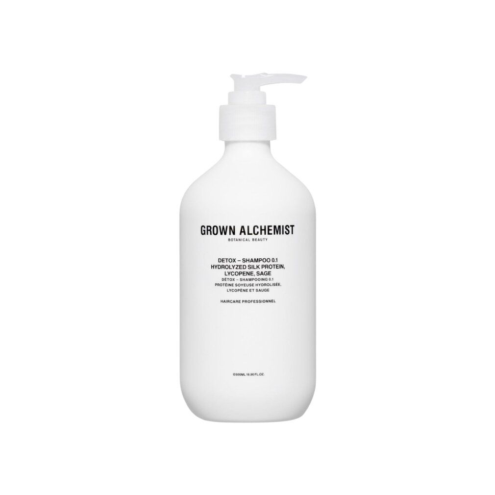 Weiße Flasche mit Pumpe. Aufschrift: Grown Alchemist, Detox Shampoo 0.1. Enthält Seidenprotein, Lycopin und Salbei.