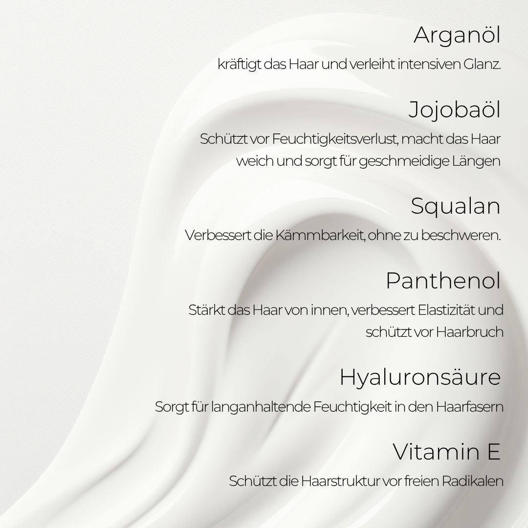 Nahaufnahme von Creme mit Texten: Arganöl, Jojobaöl, Squalen, Panthenol, Hyaluronsäure, Vitamin E. Text: Schützt vor freien Radikalen.