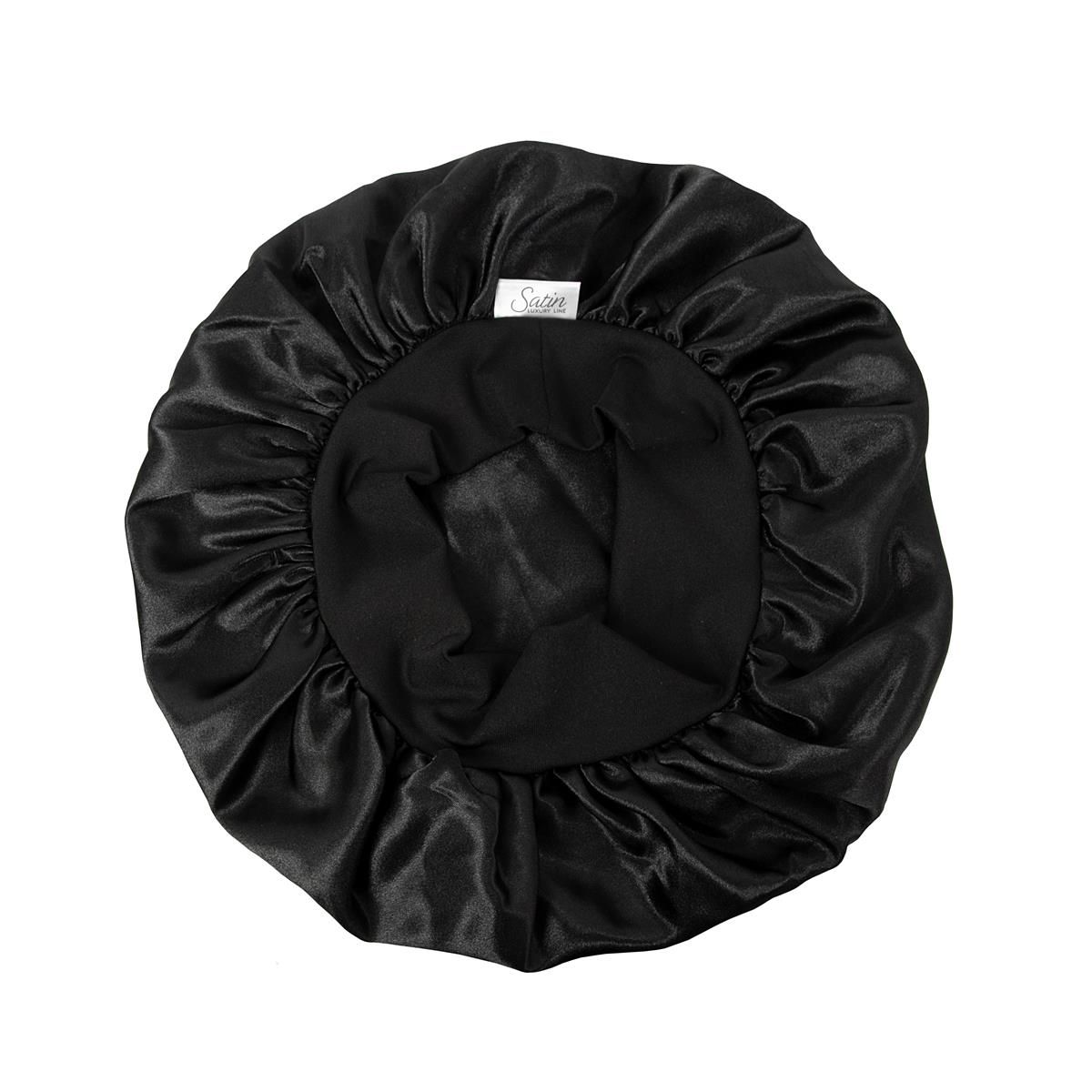 Zwarte satijnen slaapmuts. Het product is rond en gemaakt van glanzend materiaal. Een klein label met het woord "Satin" is zichtbaar. De muts is ontworpen voor nachtelijk gebruik.
