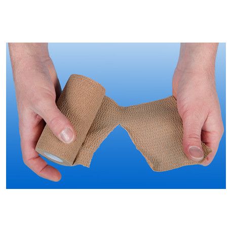 Hände halten eine aufgerollte, braune Kurzzugbinde. Bandage wird auseinandergezogen.