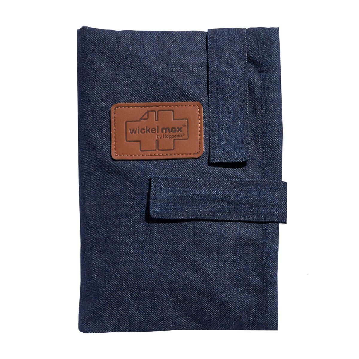 Dunkelblaue Wickeltasche mit braunem Logo-Patch. Rechteckige Form mit Lasche und Klettverschluss.