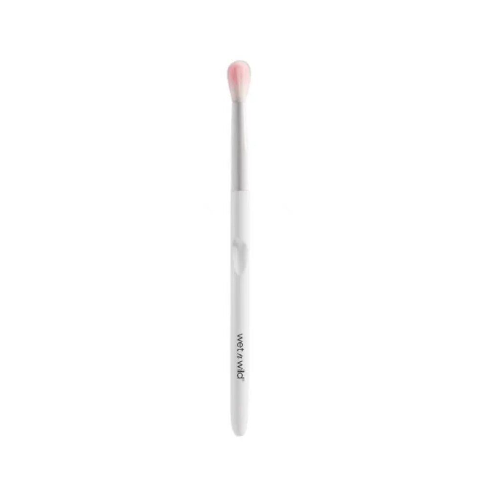 Make-up Pinsel mit weißem Griff und rosa Pinselkopf. Der Griff hat das Logo "wet n wild".