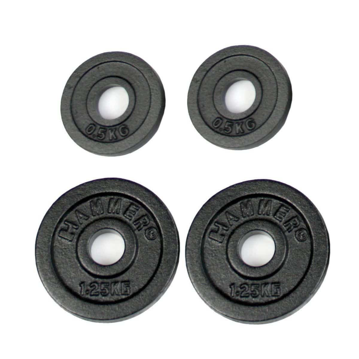 Vier schwarze Hantelscheiben. Zwei mit 0,5 KG, zwei mit 1,25 KG. HAMMER-Logo sichtbar.