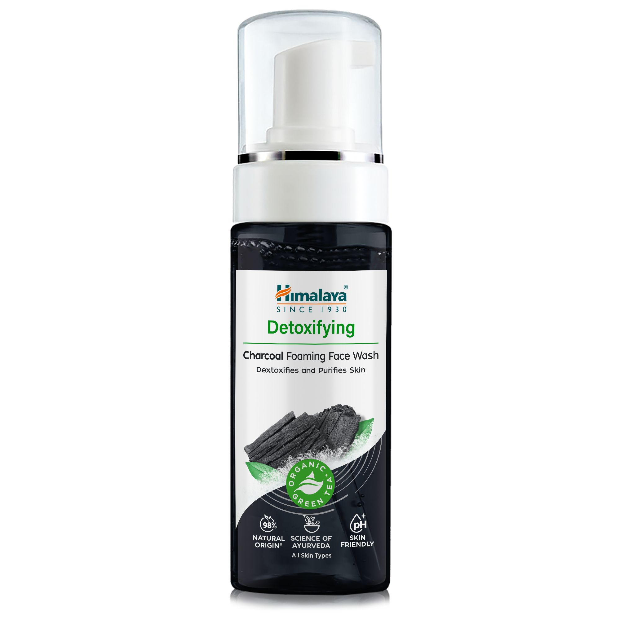 Schwarze Flasche mit weißem Pumpkopf. Text: HIMALAYA, Detoxifying, Charcoal Foaming Face Wash. Vorderansicht.