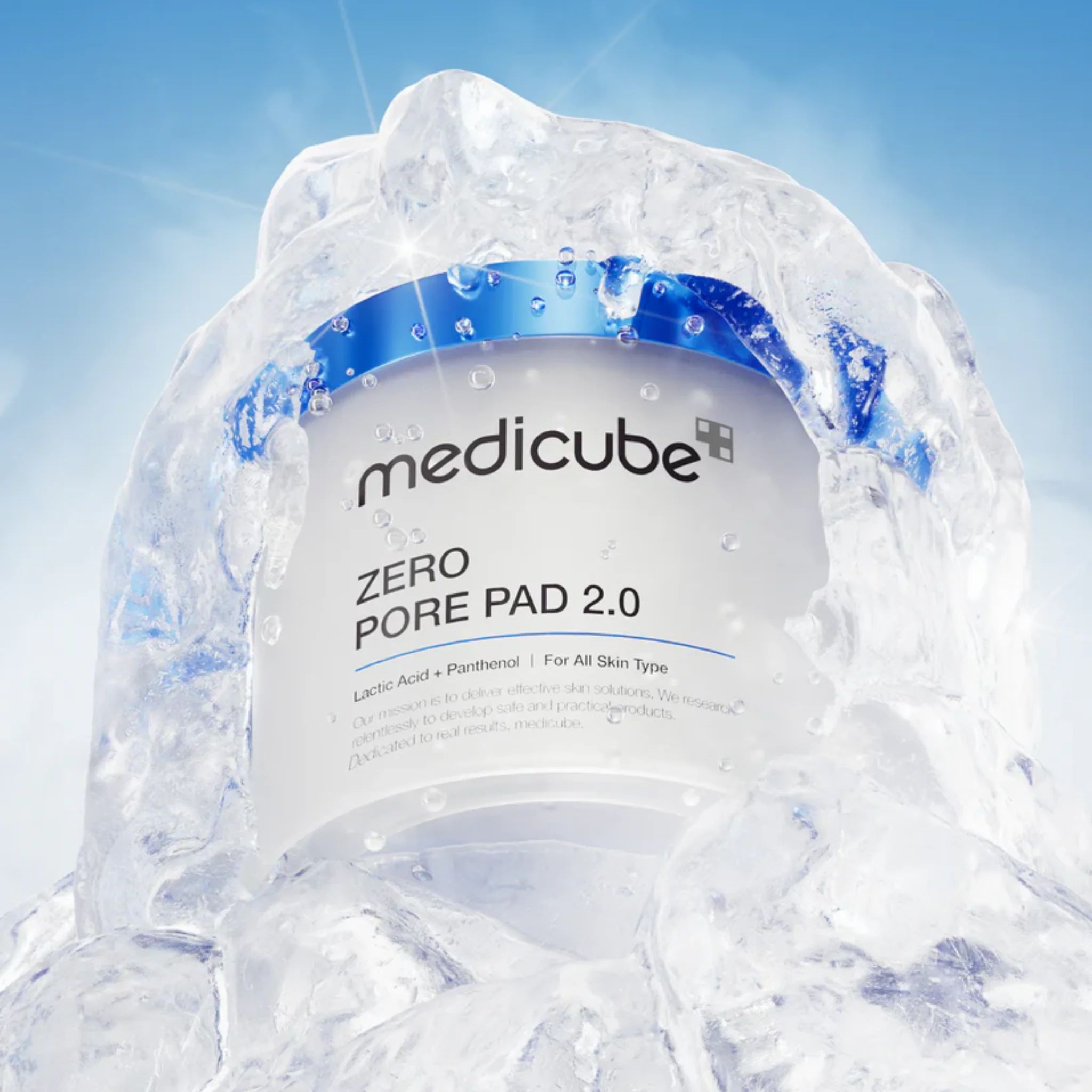 Weißer Behälter mit blauem Deckel in Eis. Aufschrift: medicube, ZERO PORE PAD 2.0. Text über Inhaltsstoffe und Hauttyp.